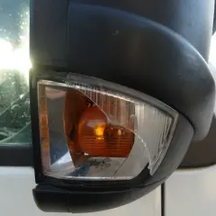 Nahaufnahme eines beschädigten Ford Transit Spiegelblinkers mit zerbrochenem Glas.