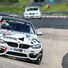 Ein weißer BMW mit der Startnummer 159 auf einer Rennstrecke. Die Frage, wie viel verdient ein Rennfahrer, bleibt offen.