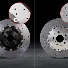 Zwei Bremsscheiben im Detail: Links eine Stahlbremsscheibe mit feinen Rissen, rechts eine Carbon-Keramik-Bremsscheibe, wie sie bei einem Porsche verbaut wird.