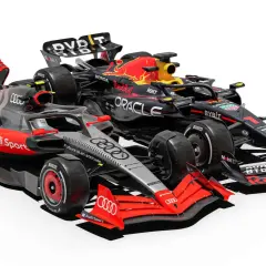 Zwei Formel 1 Autos im Vergleich: ein schwarzer Red Bull Racing Bolide und ein grauer Audi Sport Rennwagen.