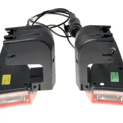 Zwei schwarze Rückleuchten mit Kabel und Stecker auf weißem Hintergrund.