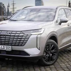 Silberner Haval SUV mit markantem Kühlergrill und LED-Lichtern, bereit für eine Fahrt entlang der Küste. Ein toller Vertreter der Great Wall Motor.
