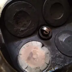 Ventilteller eines p0303 vw Motors, stark verrußt und mit Ablagerungen.