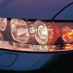 Nahaufnahme eines Autoscheinwerfers, der für das scheinwerfer einstellen bereit ist.