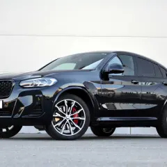 Schwarzer BMW X4 30d Coupé mit sportlichen Felgen und roten Bremssätteln. Technische Daten im Blick.