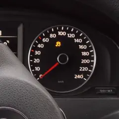 Kontrollleuchte für ESP im Auto leuchtet gelb. Das Symbol zeigt ein Auto mit rutschender Fahrbahn.