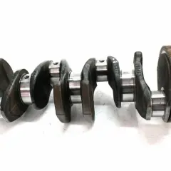 Metallische Kurbelwelle mit Zahnrad. Mögliche kurbelwelle defekt symptome sind ungewöhnliche Geräusche und Leistungsverlust.