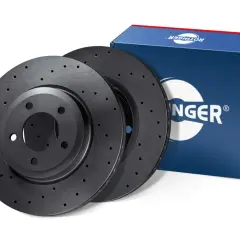 Zwei gelochte Bremsscheiben von Rotinger, bereit für den Test, neben der blauen Produktverpackung.