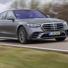 Grauer Mercedes fährt auf der Straße. Selbst bei möglichen Mercedes 4MATIC Problemen bietet er Fahrkomfort.