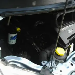 Motorraum eines Ford Kuga. Der Kraftstofffilter ist gut sichtbar und bereit für den Wechsel.