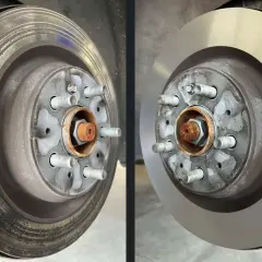 Vorher/Nachher: Abgenutzte Bremsscheibe mit Rillen und Rost, daneben eine neue, glatte Bremsscheibe. Der Grat an der alten Bremsscheibe ist deutlich sichtbar.