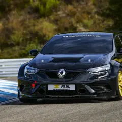 Schwarzer Megane 4 RS mit gelben Felgen auf Rennstrecke, bereit für Höchstleistung.