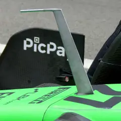 Detailaufnahme eines Formel 1 Autos mit der Nummer 27. Die Aerodynamik ist entscheidend für die Formel 1 Geschwindigkeit.