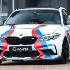 Weißer BMW M2 Competition mit G-Power Tuning und den klassischen M-Streifen.