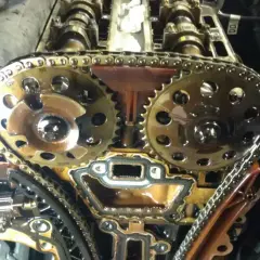 Motorraum eines Opel Corsa D mit freiliegendem Steuerkettensatz. Hier wird das Thermostat gewechselt.