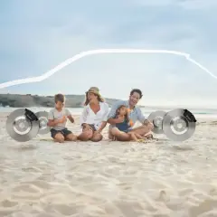 Familie am Strand sitzt neben Bremsscheiben, mit einer weißen Autokontur darüber.