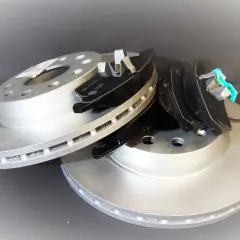 Zwei Bremsscheiben und Bremsbeläge, die zur Betriebsbremse gehören.