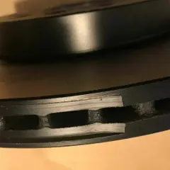 Nahaufnahme einer belüfteten TRW Bremsscheibe. Gute Erfahrung mit TRW Bremsbelägen und Scheiben.