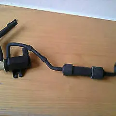 Vakuumschalter für VW P0299, ein Teil der Kraftstoffanlage, mit Schläuchen und einem schwarzen Gehäuse.