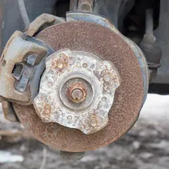 Rostige Bremsscheibe mit mangelhaftem Tragbild, deutliche Korrosion und Verschleißspuren.