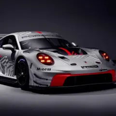 Silberner Porsche 997 GT3 Cup mit roten Akzenten und Rennsport-Grafiken, bereit für die nächste Herausforderung.