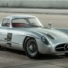 Silberner Mercedes-Benz 300 SLR Uhlenhaut Coupé, der teuerste Oldtimer der Welt, mit roten Ledersitzen und Speichenrädern.