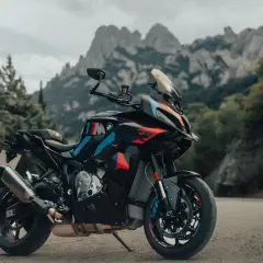 Die BMW M1000XR steht bereit für Abenteuer vor einer beeindruckenden Bergkulisse.