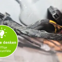Ein beschädigter Kabelbaum, der möglicherweise den p0030 fehlercode verursacht. Ein grüner Kreis mit einer Glühbirne und dem Text "Zu Ende denken knifflige Werkstattfälle".
