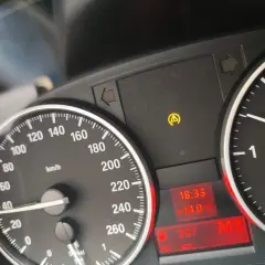 Warnleuchte DTC BMW leuchtet auf. Tacho zeigt 40 km/h. Aktuelle Zeit 18:33, Temperatur 14°C.