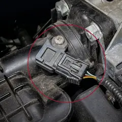 Luftmassenmesser (LMM) p0106 vw, Teil eines Motors, mit Kabeln und Anschlüssen.
