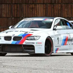 Weißer BMW M3 GT2 Rennwagen mit roten Akzenten und der Startnummer 1.