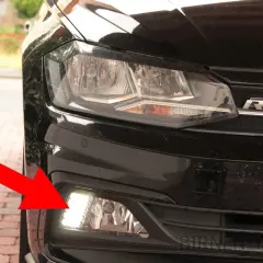 Roter Pfeil zeigt auf das Tagfahrlicht des VW Polo 6R. Hier wird die Birne gewechselt.
