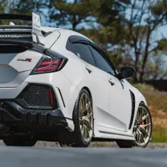 Weißer Honda Civic Type R 2018 mit goldenen Felgen und großem Heckspoiler, bereit für die Rennstrecke.