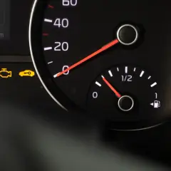 Das gelbe Symbol für den **check engine** leuchtet auf dem Armaturenbrett neben dem Schlüssel-Symbol. Der Kilometerstand beträgt 70045 km.