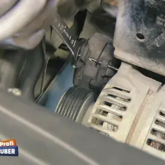 VW Crafter Keilriemen wechseln: Werkzeug spannt Spannrolle. Anleitung für den Riemenwechsel.