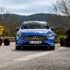 Blauer Mercedes-Benz EQE vor einer Bergkulisse. Informieren Sie sich über die **Service B Mercedes Kosten** für Ihr Elektrofahrzeug.
