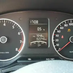 ESP leuchtet, das Auto ruckelt. Tacho zeigt 162240 km. 17:08 Uhr.