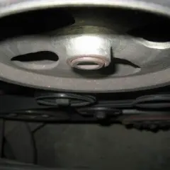 Detailaufnahme der Riemenscheiben und Keilriemen eines Peugeot 206, bereit für den Wechsel des Keilriemens.