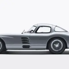 Silberner Mercedes-Benz 300 SLR Uhlenhaut Coupé, das teuerste Auto der Welt, mit seinen charakteristischen Flügeltüren und Speichenrädern.