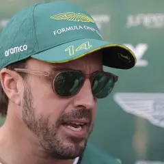 Fernando Alonso trägt eine Aston Martin Kappe und Sonnenbrille. Sein Gehalt bei Aston Martin ist ein heiß diskutiertes Thema.