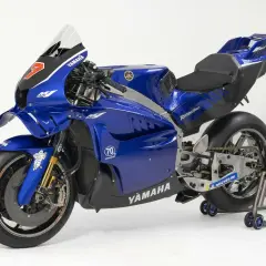Blaues Yamaha MotoGP-Werksteam-Motorrad mit der Startnummer 7 und Michelin-Reifen.