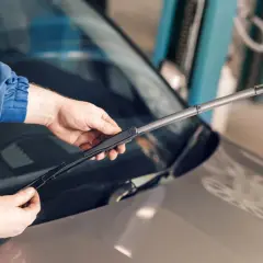 Hände wechseln Scheibenwischer an einem W213.