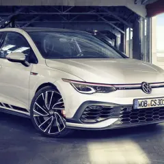 Weißer Golf GTI Performance mit sportlichen Akzenten und auffälligen Felgen, bereit für die nächste Fahrt.