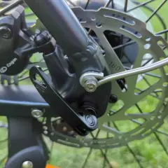 Nahaufnahme eines Fahrrad-Scheibenbremssystems. Die Bremsscheibe mit der Markierung "160" ist gut sichtbar. Das geringe bremsscheiben gewicht ist ideal für sportliche Fahrräder.
