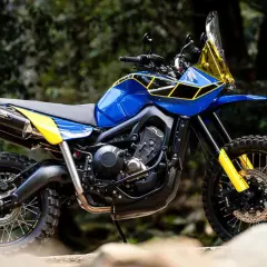 Eine blaue Yamaha Ténéré mit gelben Akzenten und Offroad-Reifen steht im Freien.