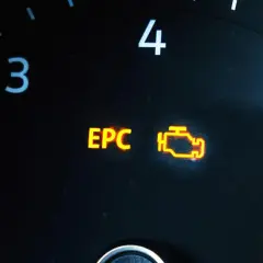 Leuchtende EPC-Kontrollleuchte im Auto-Kombiinstrument. Ein gelbes Symbol eines Motors und die Buchstaben "EPC" deuten auf mögliche Probleme hin, die die EPC-Reparaturkosten beeinflussen.