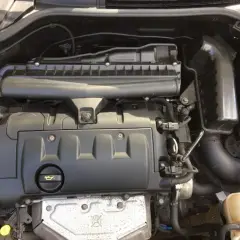 Motorraum eines Mini R56 mit sichtbarem Luftfilterkasten und Ventildeckel.