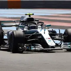 Ein Mercedes-AMG F1 W10 EQ Power+ mit Lewis Hamilton am Steuer, der die Gewicht-Formel-1-Fahrer-Optimierung demonstriert.