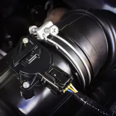 Luftmassenmesser (p0237 vw) mit Kabelstecker und Ansaugschlauch eines Autos.