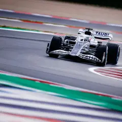 Formel 1 Rennwagen auf der Strecke, der die Kraft und Geschwindigkeit der g-Kraft-Formel 1 demonstriert.